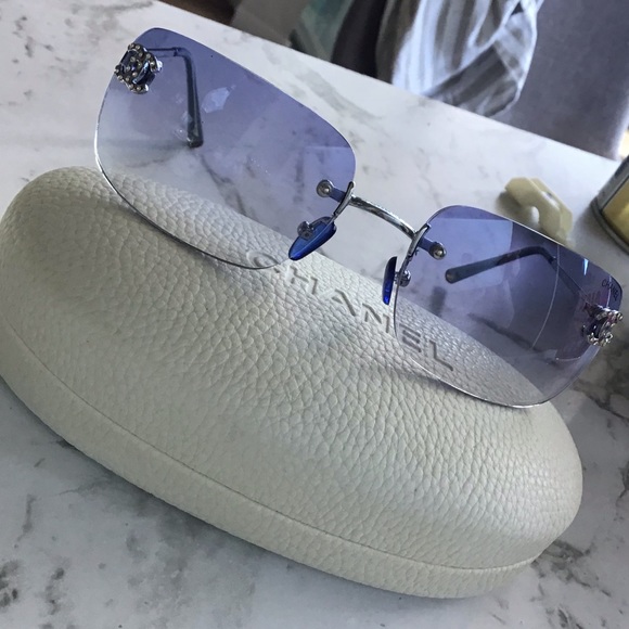 Vintage blue CHANEL SUNGLASSES - Picture 2 of 4